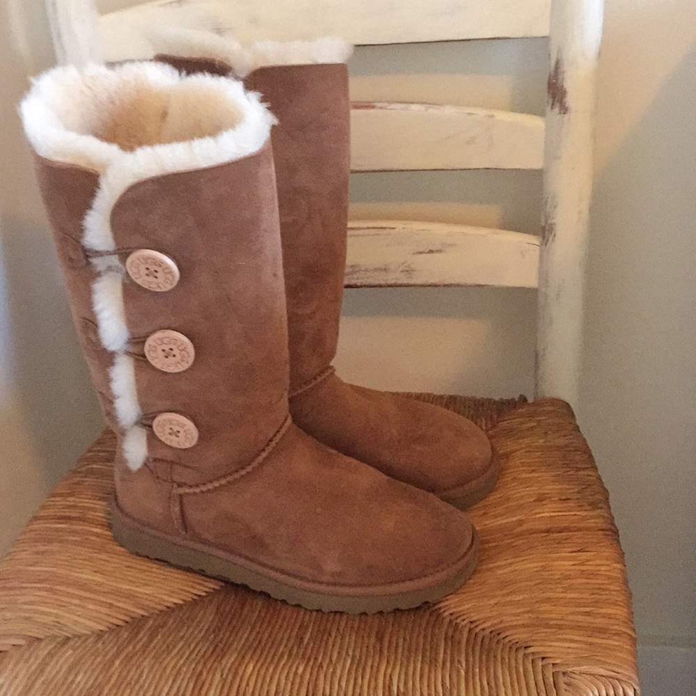 Tall “Bailey Button” chestnut Uggs